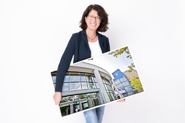 Mitarbeiterin Maren Entzer-Sodtalbers mit ihrem Lieblingsbild aus Oldenburg